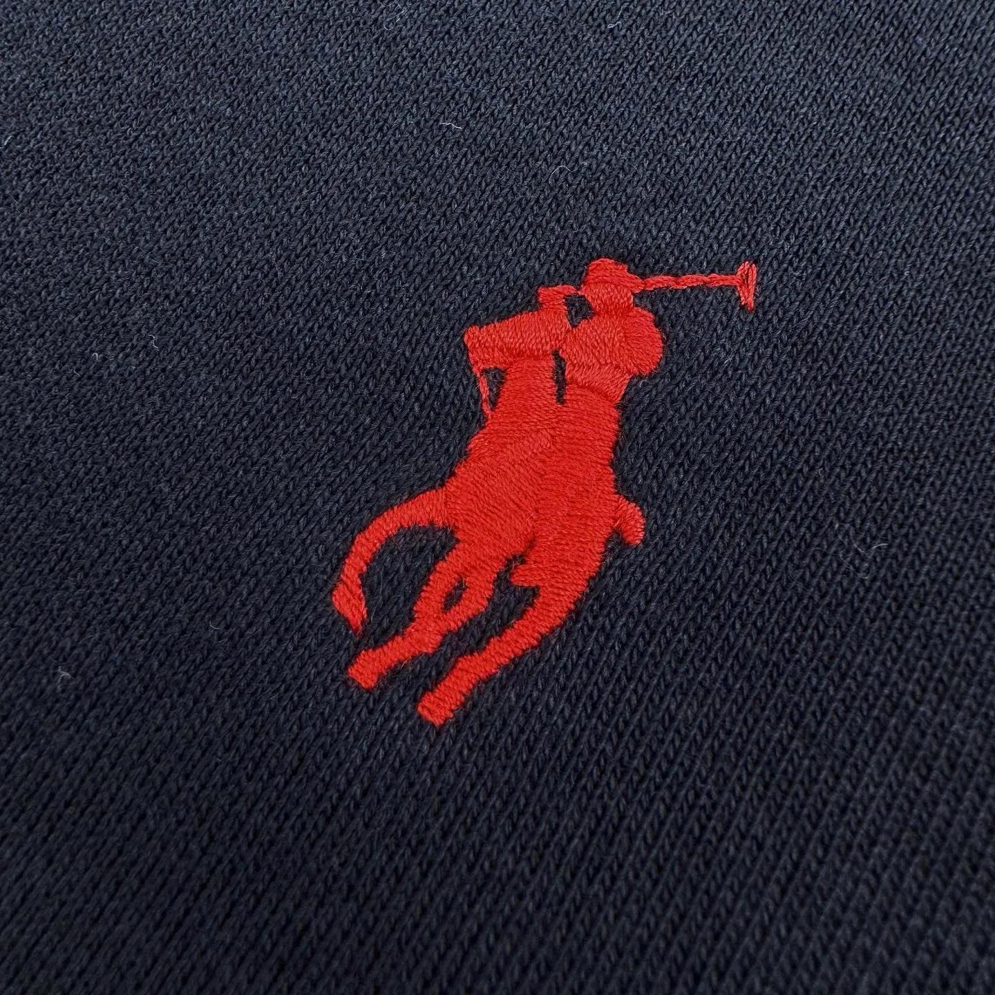 P290 [Exclusive supply] Ralph Lauren pony embroidered round neck sweatshirt (navy blue). The original purchase was 1,690 and developed. The fabric is made of customized cloud-like honey cotton fleece sweatshirt material. It feels delicate and comfortable to the skin. It is based on matte gray. It comes with a soft light filter. The exquisite indigo pony logo is embellished. It is highly recognizable. It has an atmosphere of freedom and vitality. Pure and smart color symphony outlines a high-end silhouette with extreme simplicity. Become the smart focus of vision. Show your taste in silence, using imported machine embroidery technology. Use advanced computer control system and precision mechanical components to achieve the iconic pony embroidery operation. High precision. The lines are smooth and delicate, using the Hasuo process. Use specific machines to sew. The Hasuo fastness is high. It adds visual effects. It is time-consuming and labor-intensive. The fabrics have been washed. It has better hand feel and texture. It is not easy to deform, not easy to shrink, not easy to fade, and maintains long-term beauty. Size:S-M-L-XL